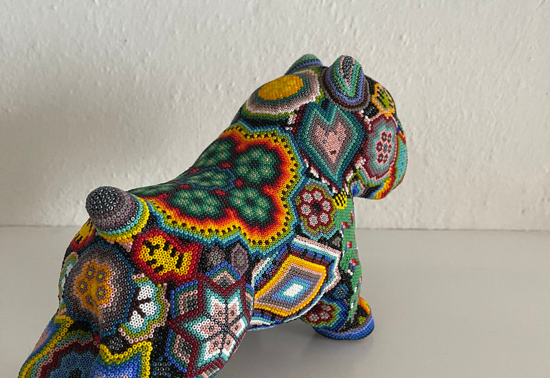 Bulldog de Arte Huichol