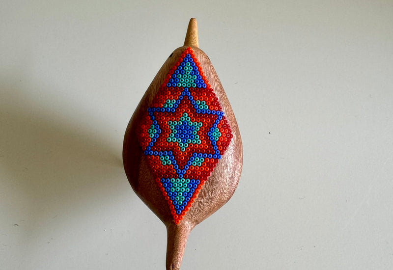 Pájaro de Madera con Arte Huichol