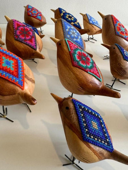 Kiwi de Madera con Arte Huichol