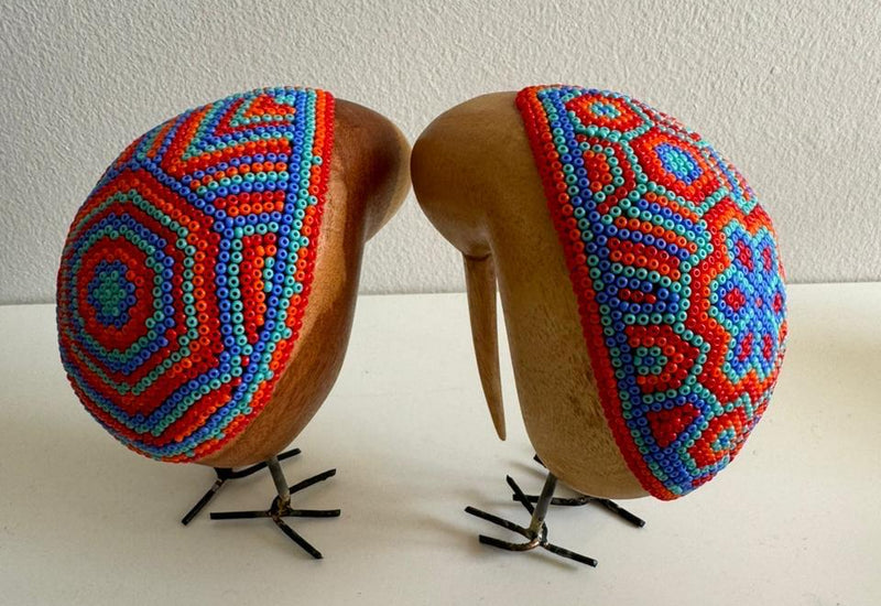 Kiwi de Madera con Arte Huichol