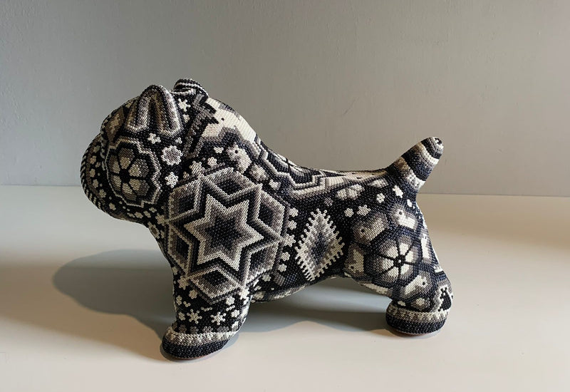 Bulldog con Arte Huichol