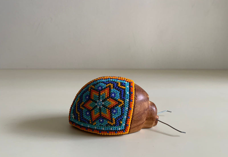 Catarina de madera con Arte Huichol